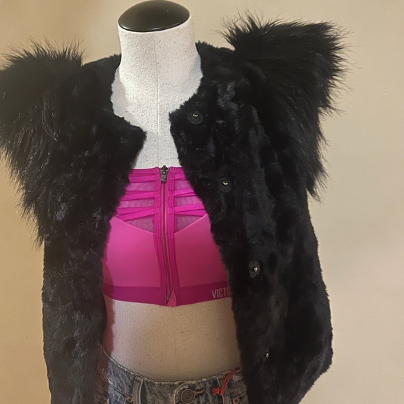 BRAND NEW black faux fur vest ๐ค - Picture 3 of 9